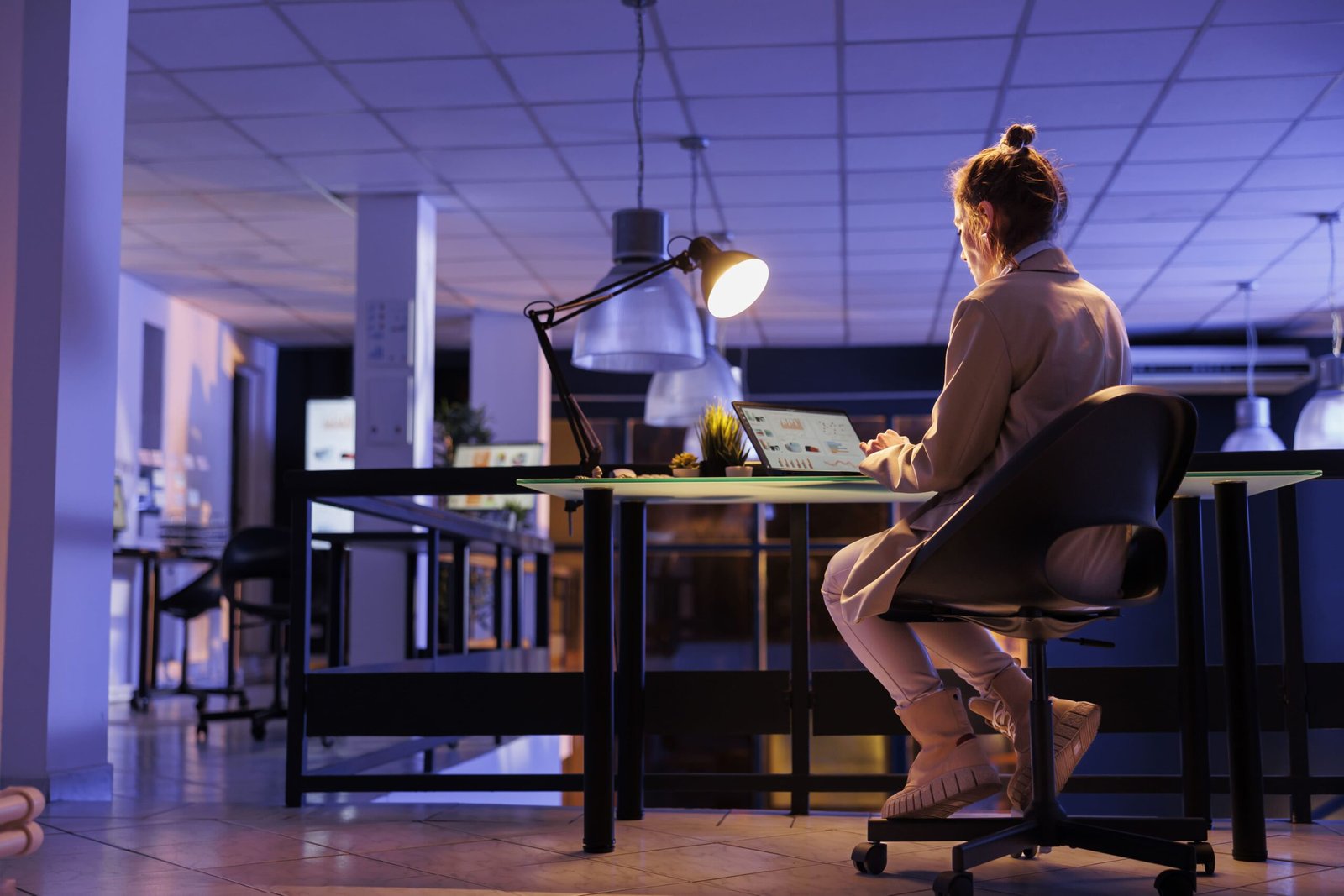 advisor-agent-analyzing-marketing-graphs-on-laptop-2023-11-27-04-57-34-utc